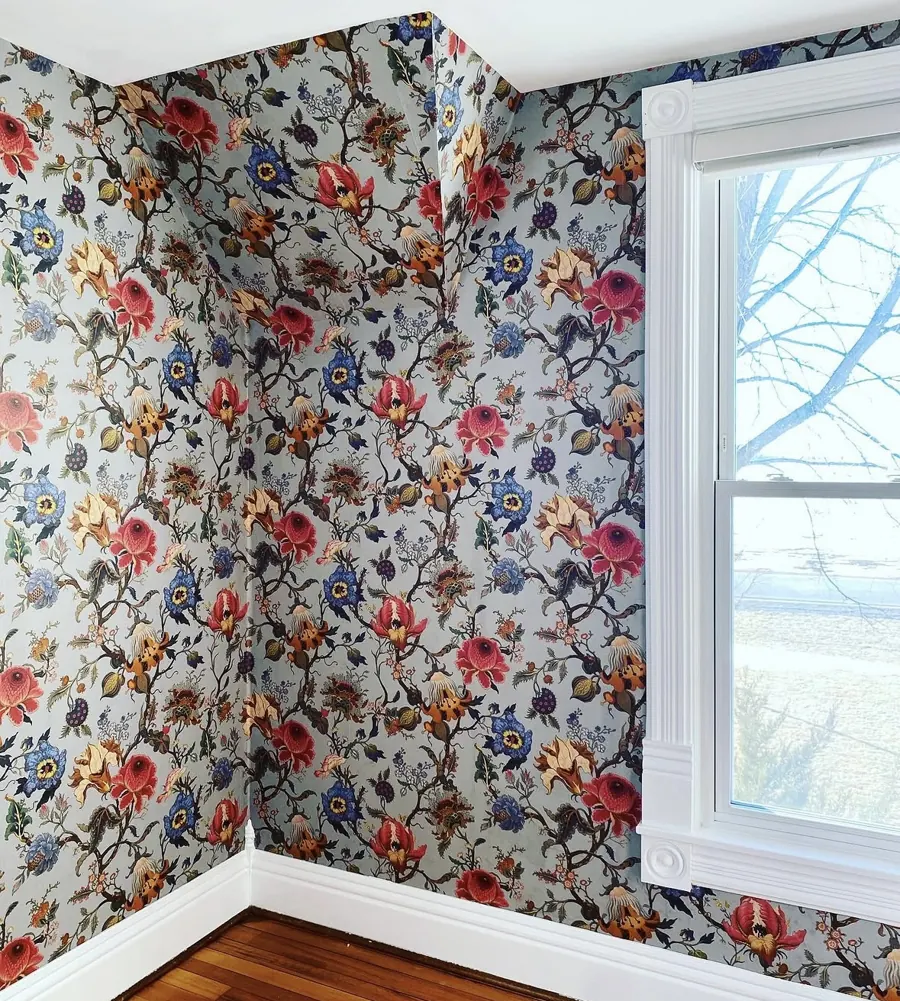 Floral wallpaper, bedroom